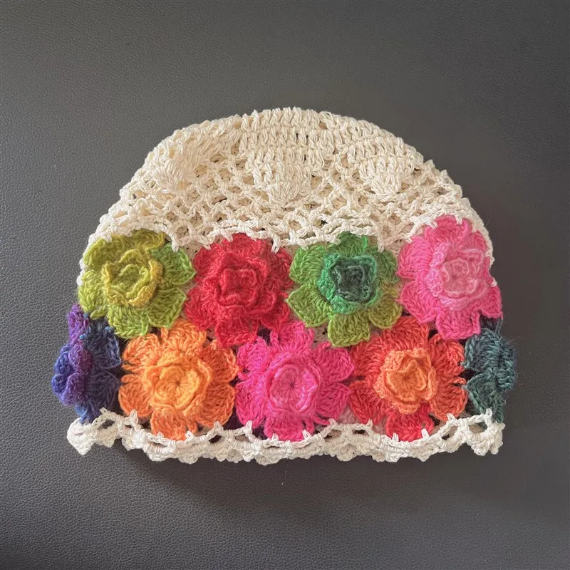 厚みのある暖かいニット帽女性の秋冬スイートオーバーヘッドキャップ花刺繍ラウンドトップフラットつば帽子スタイリッシュでトレンディな