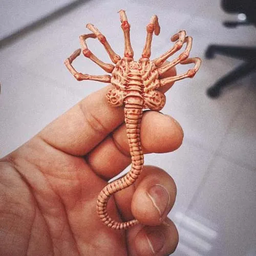 FG027 FG028 Alien Chestburster Facehugger Model Miniature Mini Desktop Decor for Office Home Decorations Scene Accessories