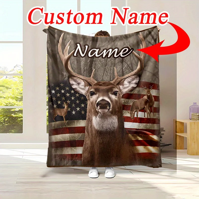 La manta de franela personalizada con ciervos y bandera, adecuada para viajes de siesta y un regalo ideal para familiares y amigos.