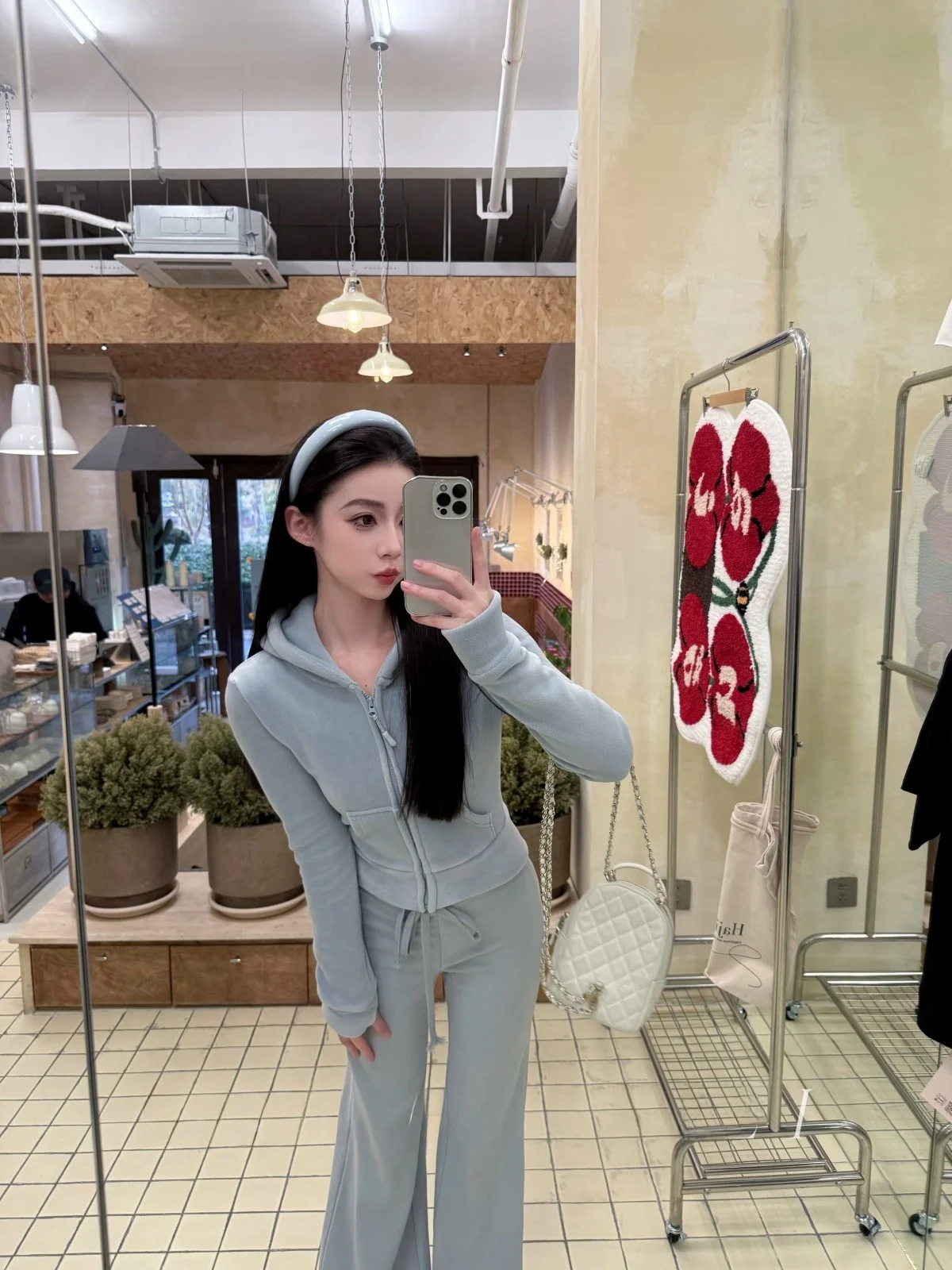 

Женский комплект SIMONA: худи и брюки-клеш цвета туманного молока, стройнящий силуэт, для повседневной носки, модный комплект