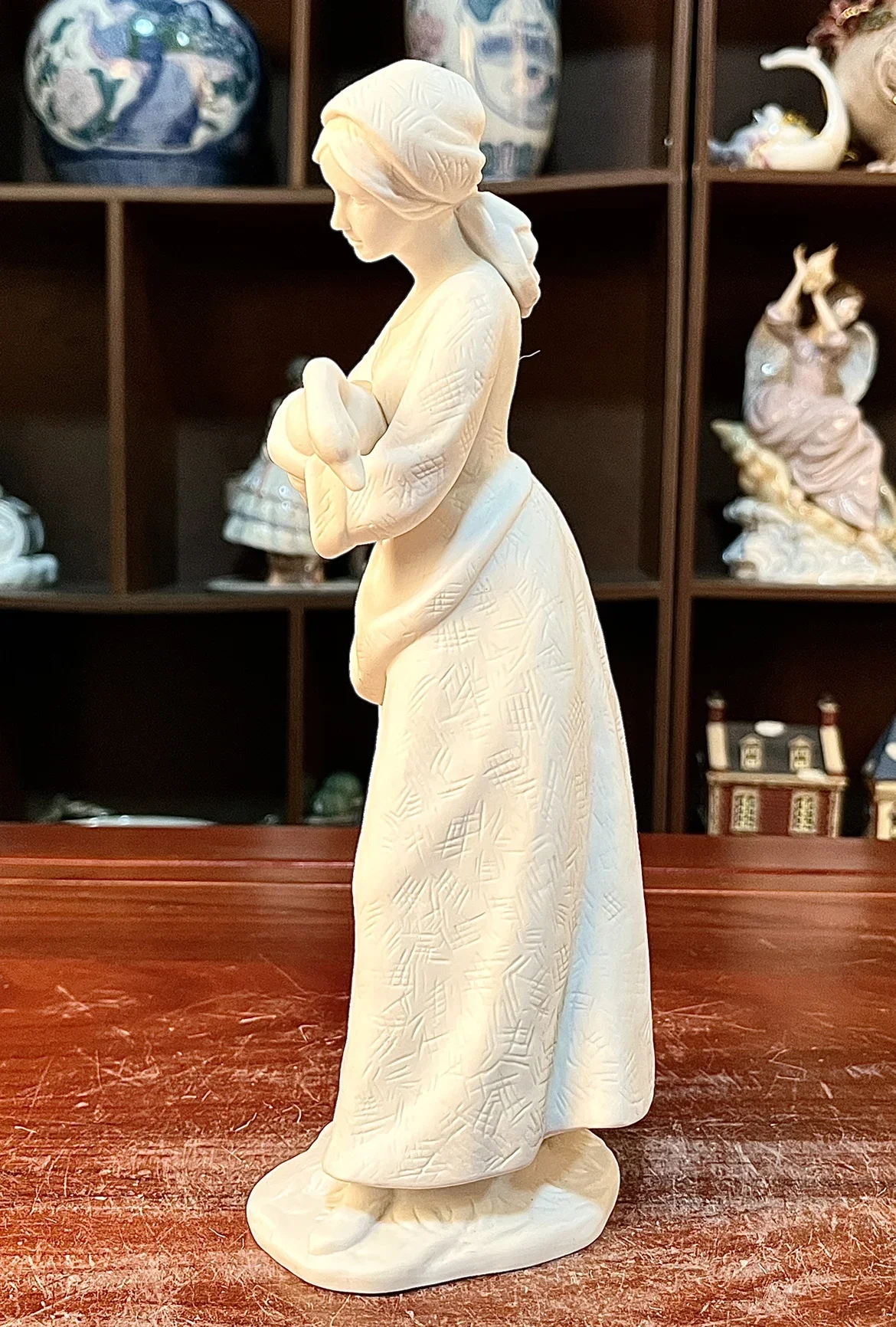 Owell Ceramic Relief Goose Hugging Girl Figurine Porcelain Peasant Girl Sculpture Home Decorative Ornament Desktop Decoration