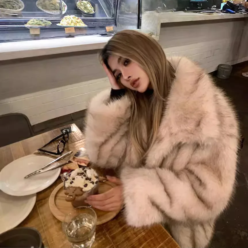 سترة نسائية من فرو المنك فضفاضة دافئة معطف فرو صناعي للسيدات فاخر شتوي صديق للبيئة ملابس خارجية كبيرة الحجم بجيوب وياقة على شكل طية صدر السترة باللون البيج #2