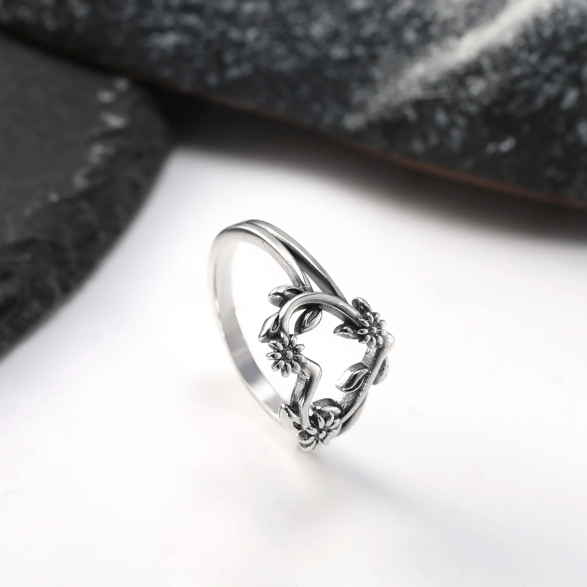 2027 S925 Silver Hollow Heart Floral Vine Finger Ring Retro Oxidized Tone Embossed Daisy and Leaf Motif Split Double Band Design Elegant Stackable Wearable Jewelry for Everyday Matching Outfits