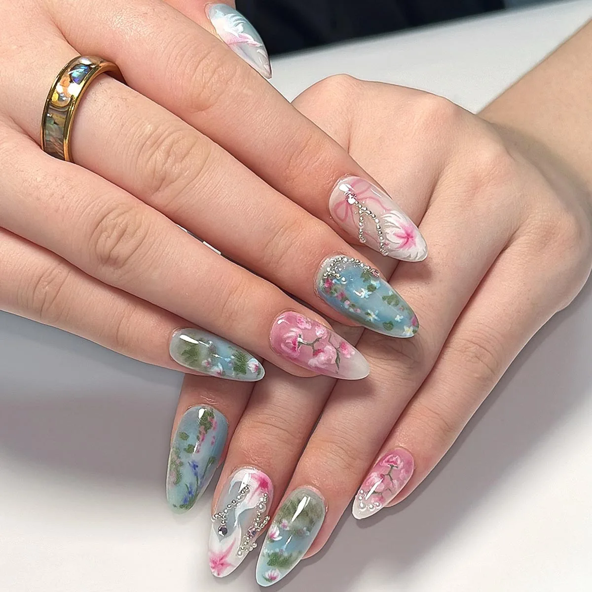 

24PCS New almond shaped design False Nails Sweet Green Gradient French Fake Nails for Women with Bow Pearl Press on Nail Art