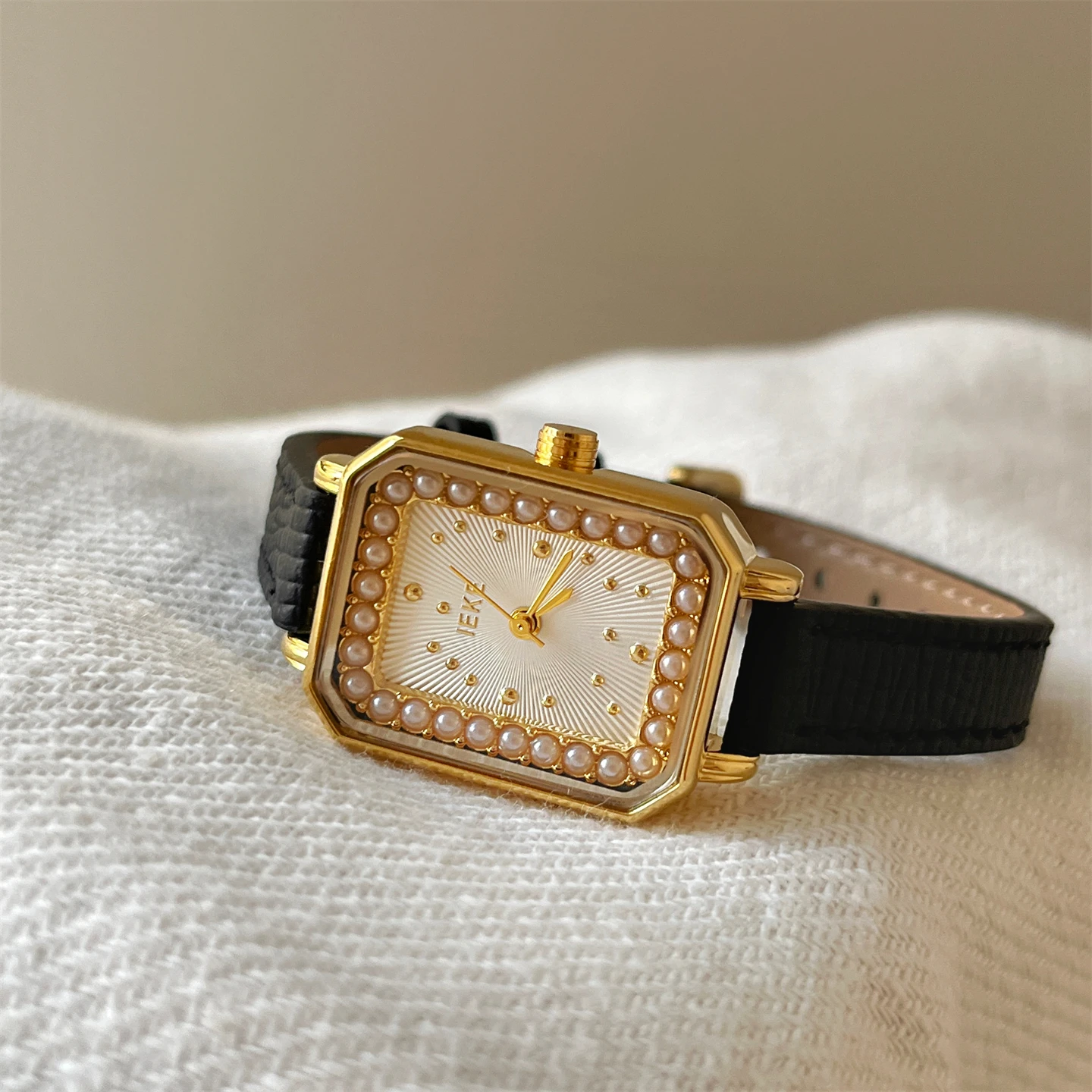 Simple And Compact Square Brown Women'S Watch, Exuding A Sophisticated And Versatile Style, Perfect For A Preppy Look.