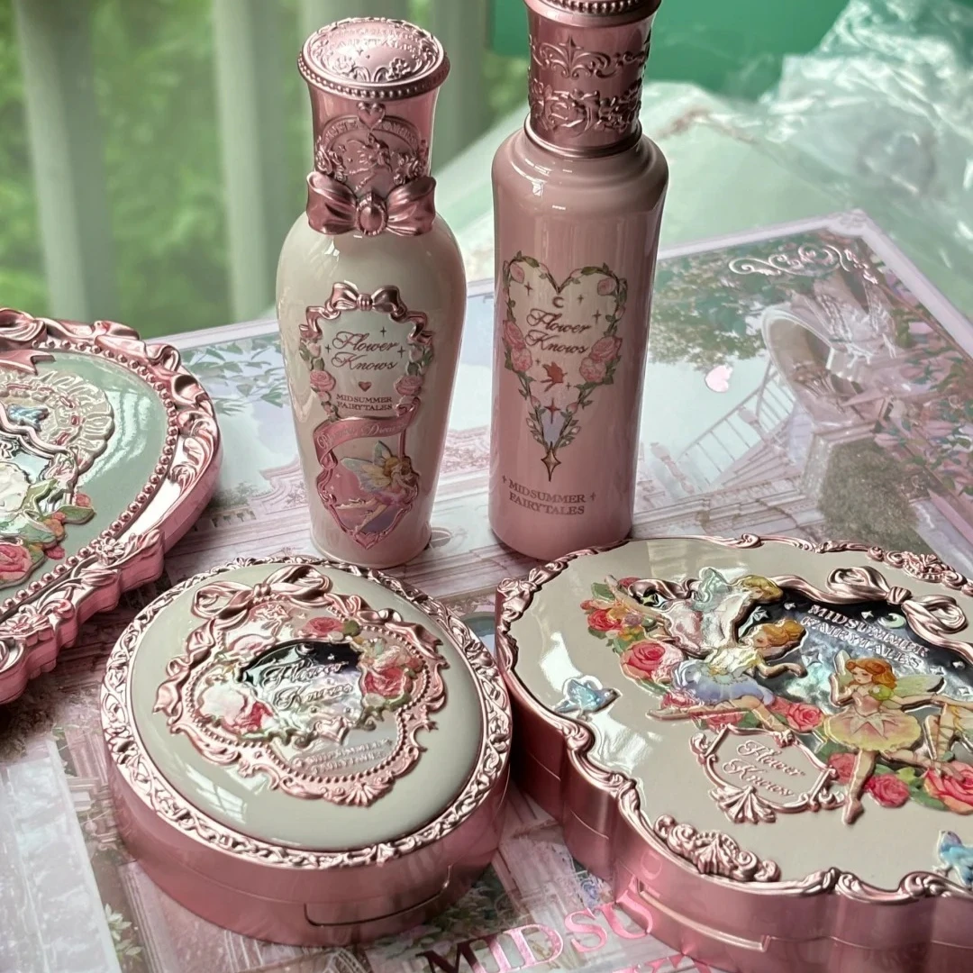 ชุดเครื่องสำอางกล่องของขวัญ Flower Knows Huazhixiao Firefly ประกอบด้วย อายแชโดว์ พาเลทท์แต่งหน้า ลิปกลอส บลัชออน แป้ง พร้อมกล่อง