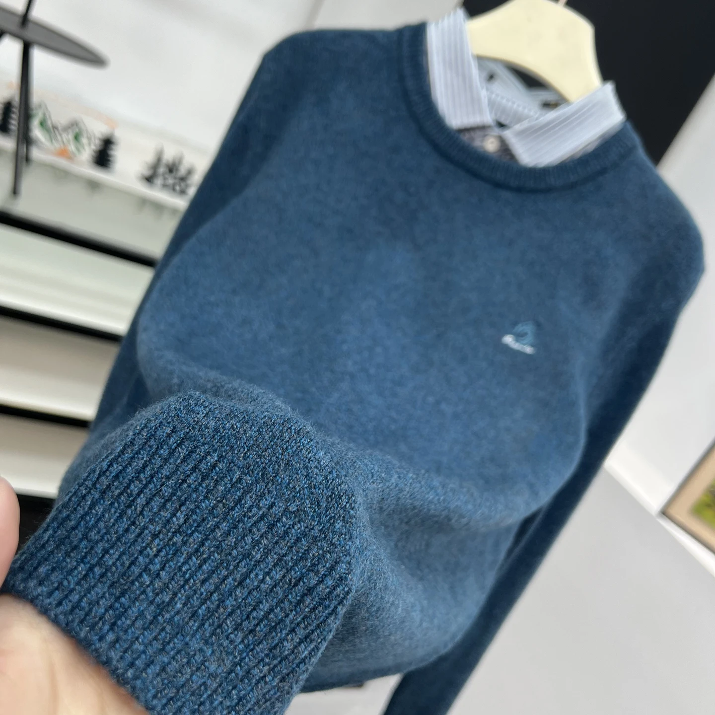 

Теплый вязаный свитер в повседневном деловом стиле из смесовой ткани (полиэстер и шерсть) с длинными рукавами, воротником-поло и имитацией двухслойности, осень-зима