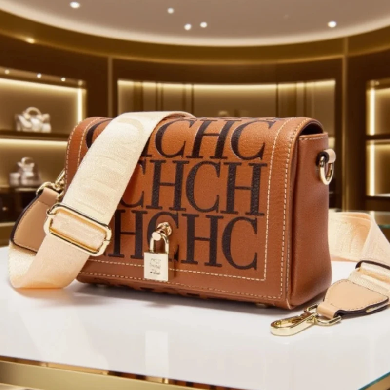 حقيبة كروس بتصميم أنيق وإكسسوار معدني وإبزيم حقيبة كتف نسائية كلاسيكية مطبوعة حقيبة مربعة صغيرة كارولينا هيريرا