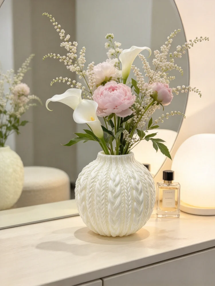 Modern Home Decor Item: 3D Printed White Textured Drum-Shaped Vase with a Unique Knitted Design That Deviates from Traditional Vase Aesthetics. the Soft Milky White Color Easily Blends with Various Home Decor Styles. It Can Be Used as a Decorative Piece for Coffee Tables, Side Cabinets, and Dressing Tables, or Can Be Used to Insert Small Bouquets to Enrich the Visual Layers of the Space. It Is Suitable for Various Home Decor Color Schemes Such as Warm-Toned Neutral Styles, and Is a Creative Soft Decor Item That Enhances the Sophistication and Design Sense of the Space