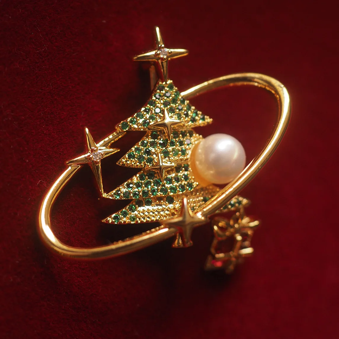 

Freshwater Cultured Pearl Christmas-Tree Enamel Brooch - Artisan Vintage High-Luster Design, Luxury-Style Holiday Gift Accessory