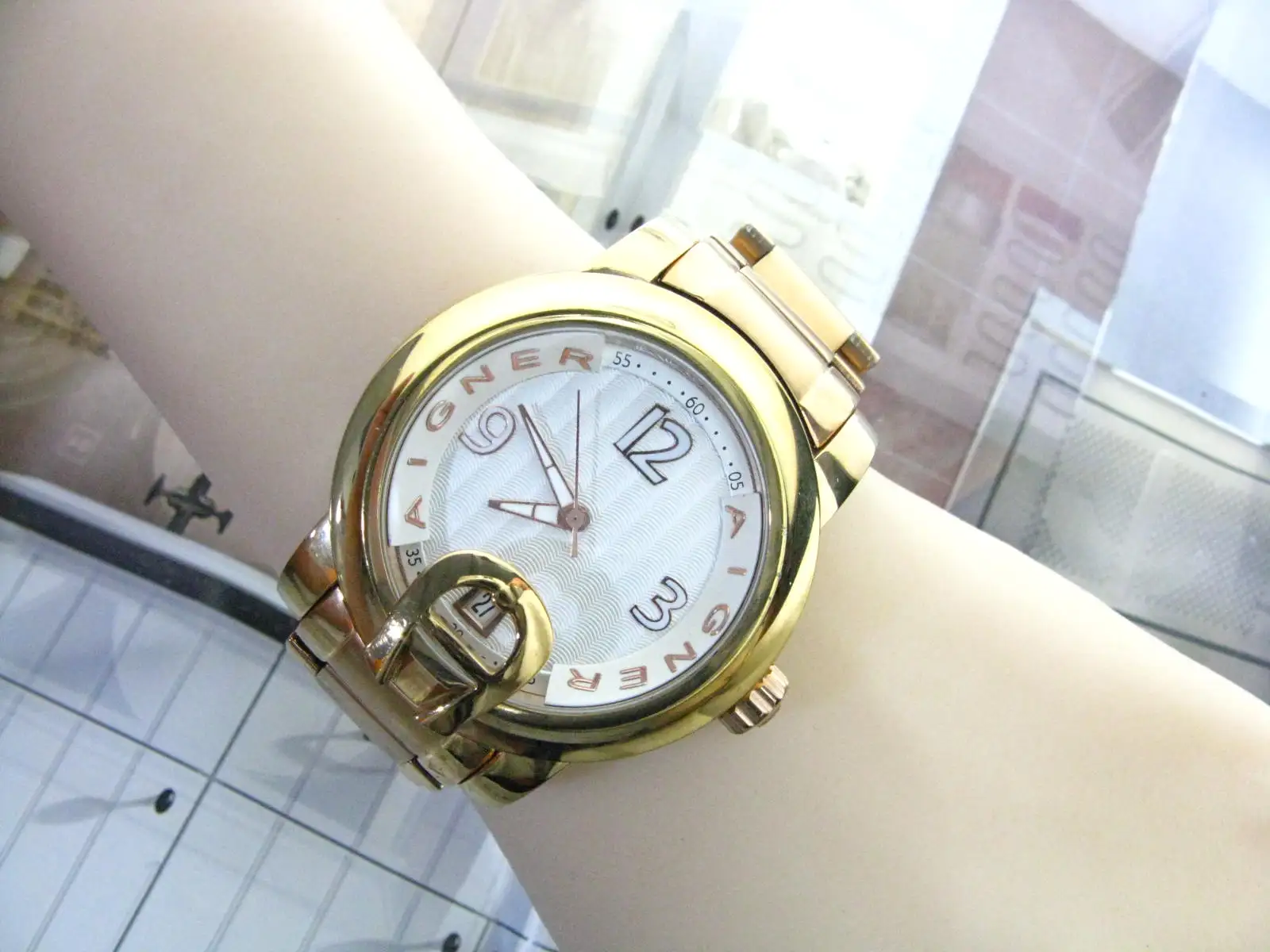 （ Large A）Huge women\'s watch with special shape aigner