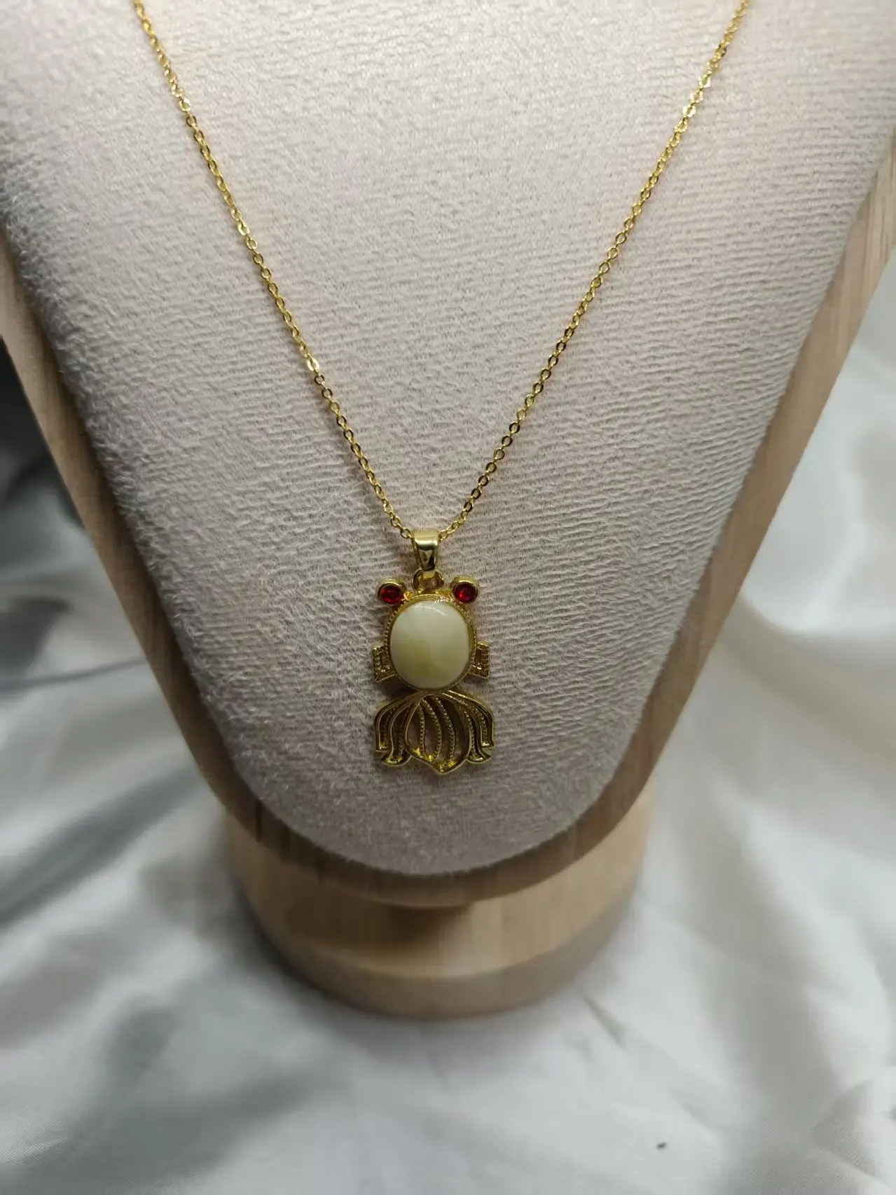 Lucky Jewelry Natural Baltic Amber Koi Fish Pendant Stainless Steel Necklace Unisex Good Fortune Charm Accessory For Women Men