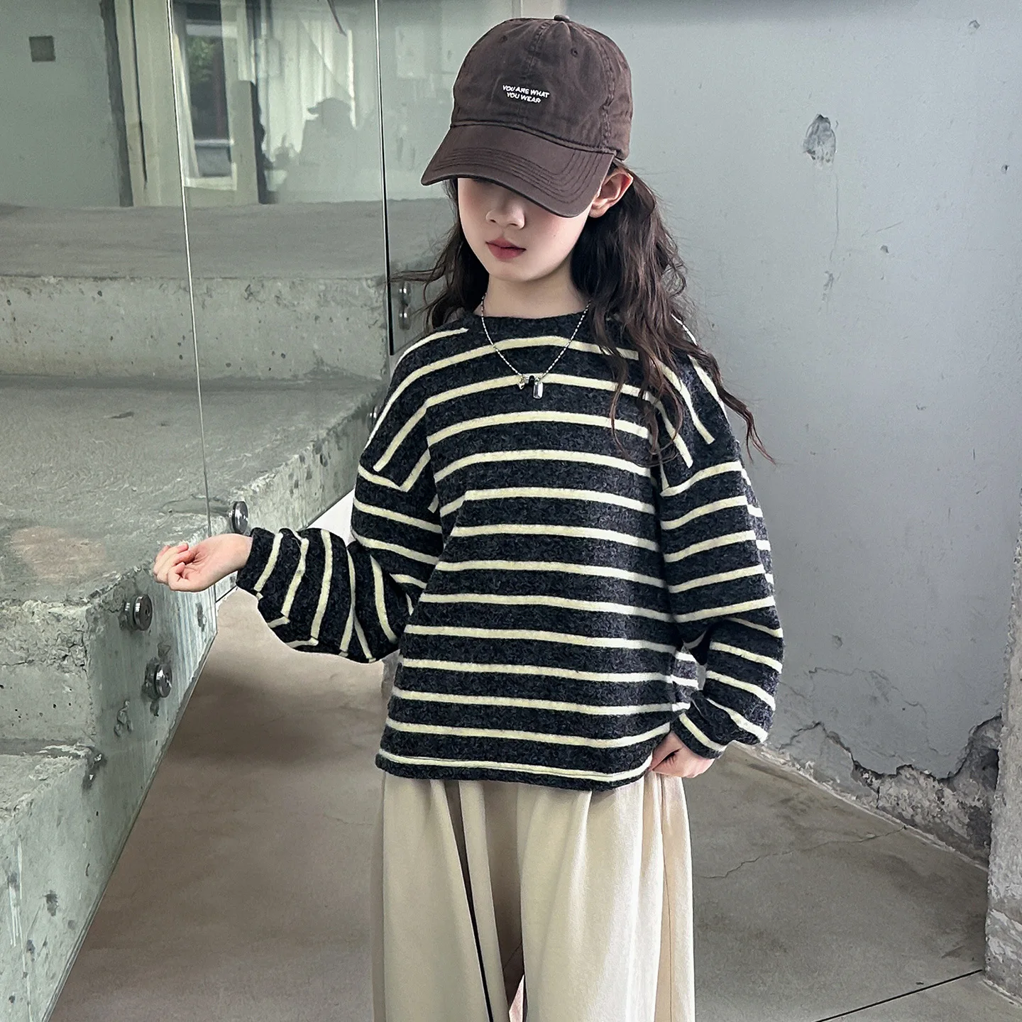 ملابس الفتيات لخريف وشتاء 2025 مع قلنسوة مخططة بأكمام طويلة تي شيرت فستان مراهق للأطفال فضفاض 4 6 7 8 9 10 11 12 سنة