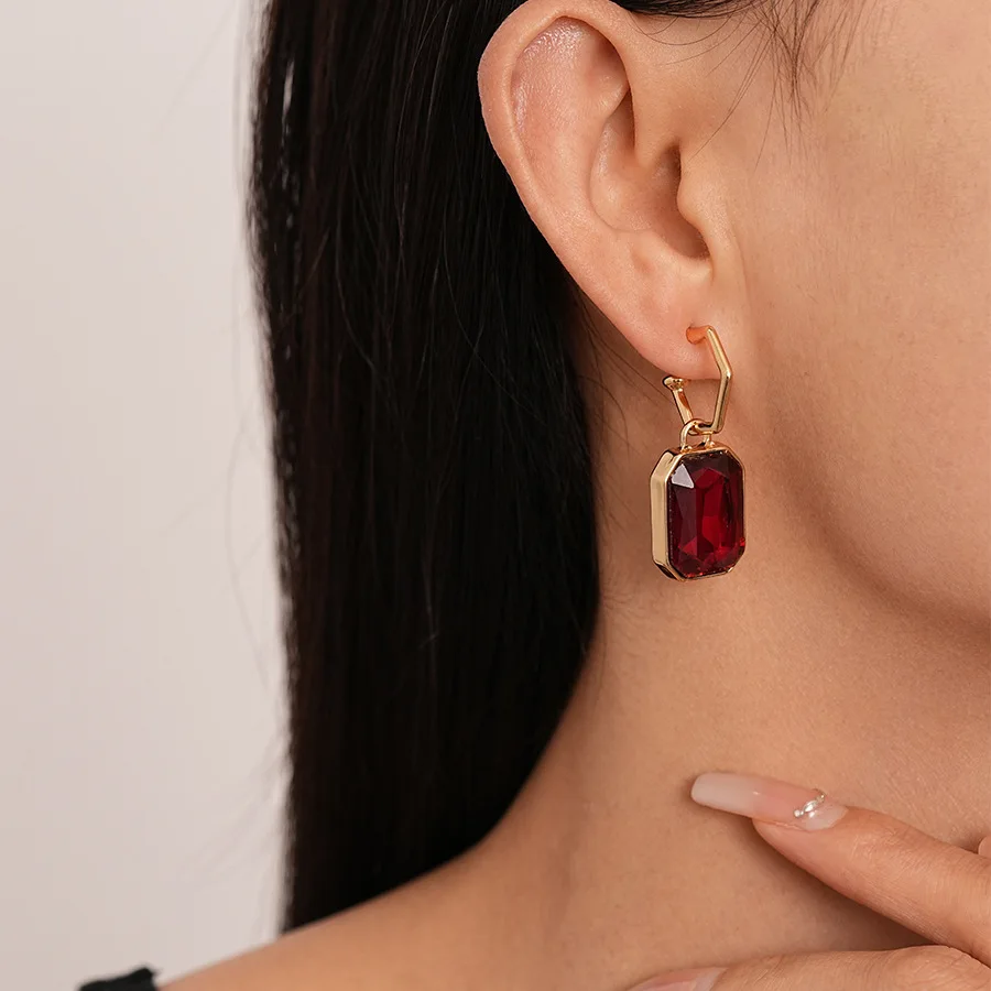 خمر Ankera الأحمر الماس رصع مستطيلة الترقوة قلادة بسيطة نمط هندسي أناقة مجوهرات للنساء