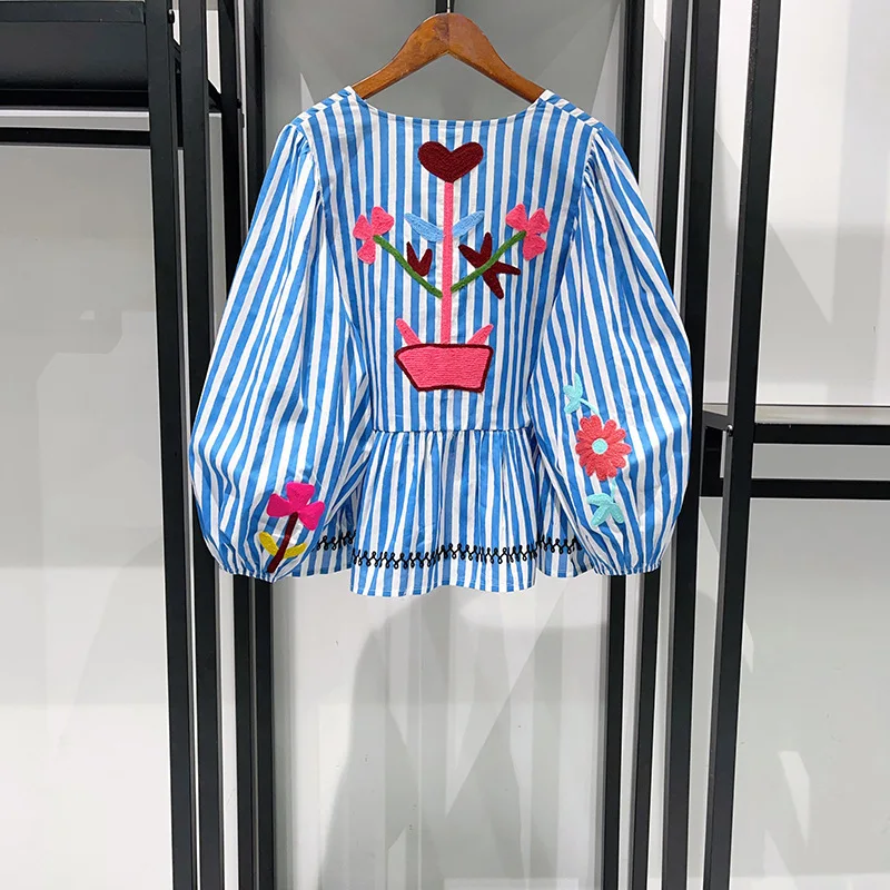 Damska niebieska koszula w pionowe paski z haftem i bufiastymi rękawami, świąteczne, codzienne topy damskie