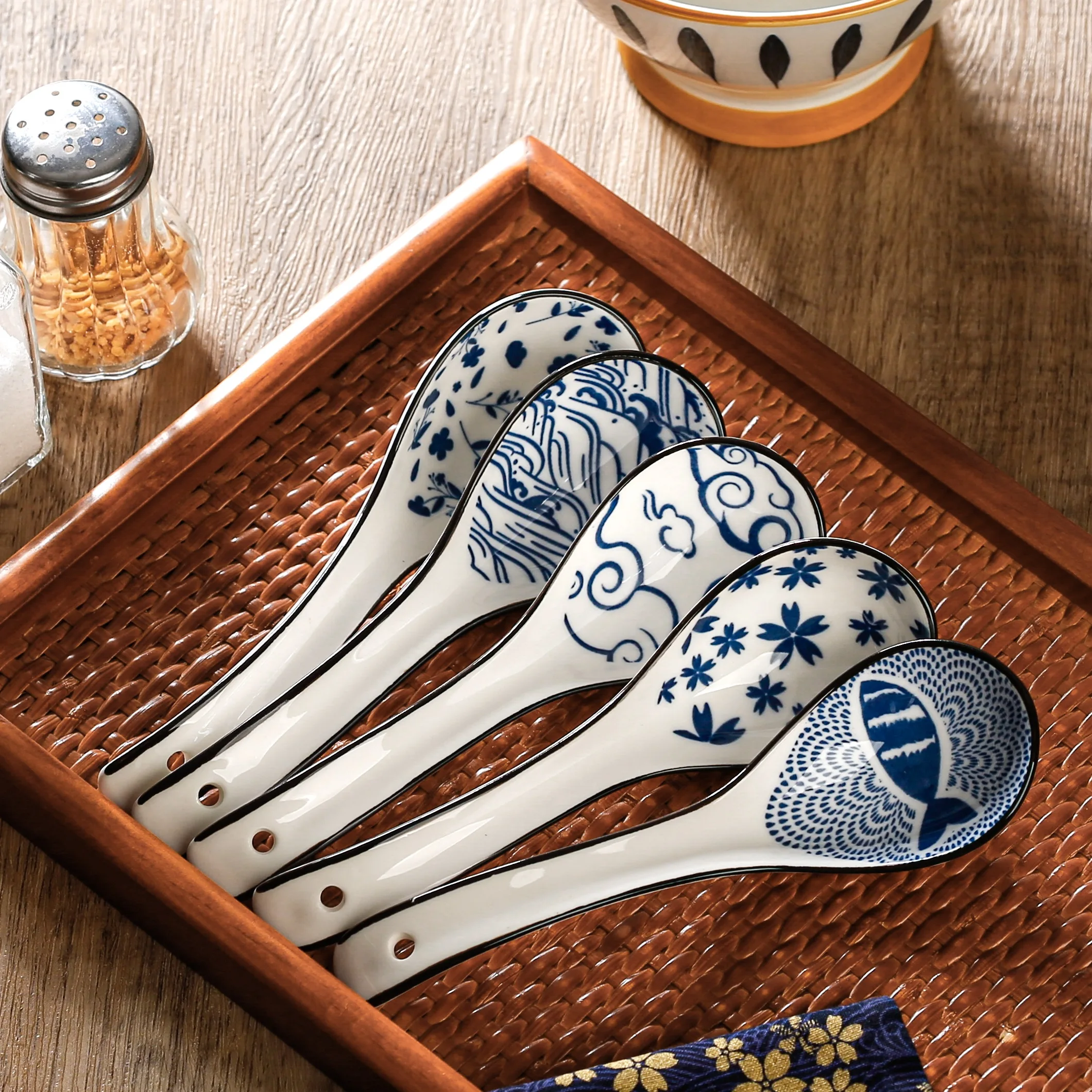 4PCS Ceramic Soup Spoons Household Tableware Set Retro Chinese Style Style Blue and White Porcelain Soup Spoon Combination Set