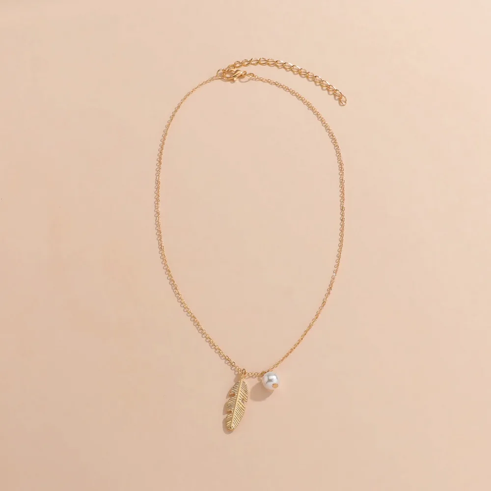 Fashion commuter wind restoring ancient ways is imitation pearl pendant necklace metal leaves