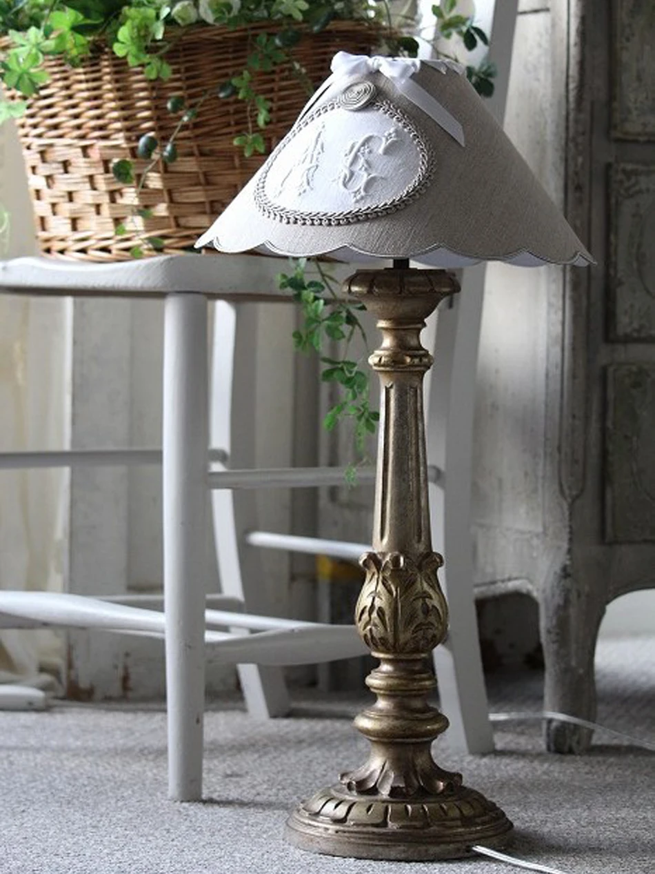 Candeeiro de mesa em bronze com design de tocha