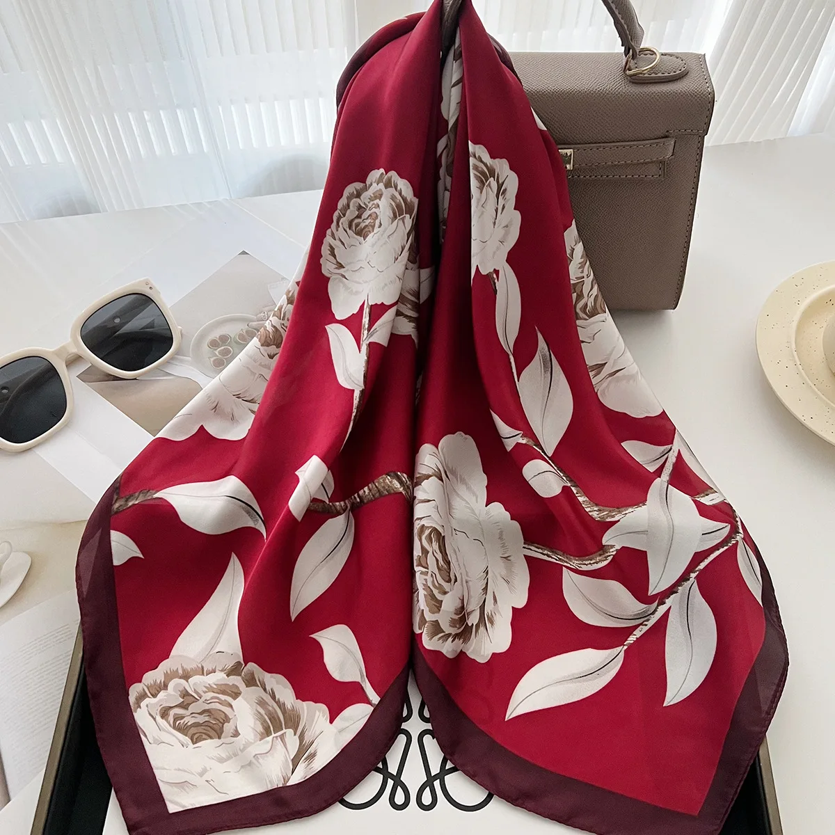 

Шелковый платок с узором из красных роз, легкий, гладкий, для повседневной носки, модный аксессуар для женских сумок, квадратный платок для женщин