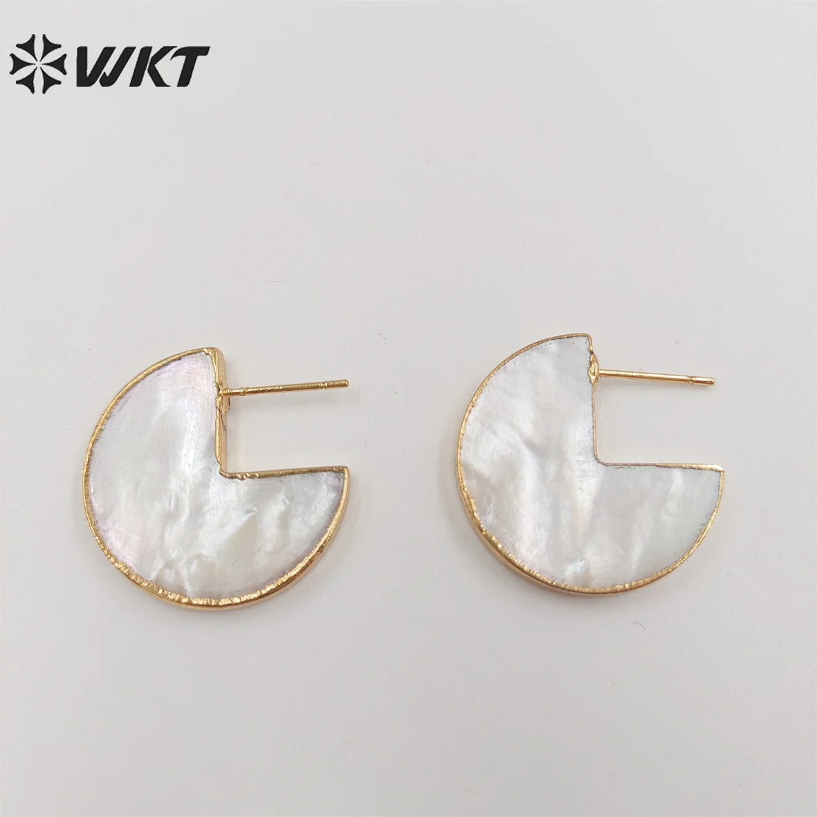 WT-MPE077   WKT 2022 Special Shape Three-Quarters With Mop Shell Earrings Noble Party Lady Earrings For Wedding Party INS