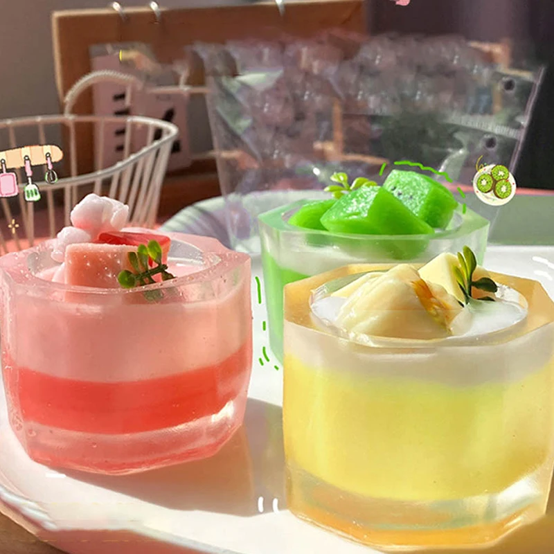 Kawaii Erdbeer-Milchshake-Kuchen, weiches TPR-Spielzeug, 1 Stück, Nachahmung von Dessert, matschiges Spielzeug für Kinder, ideales Geschenk für Mädchen