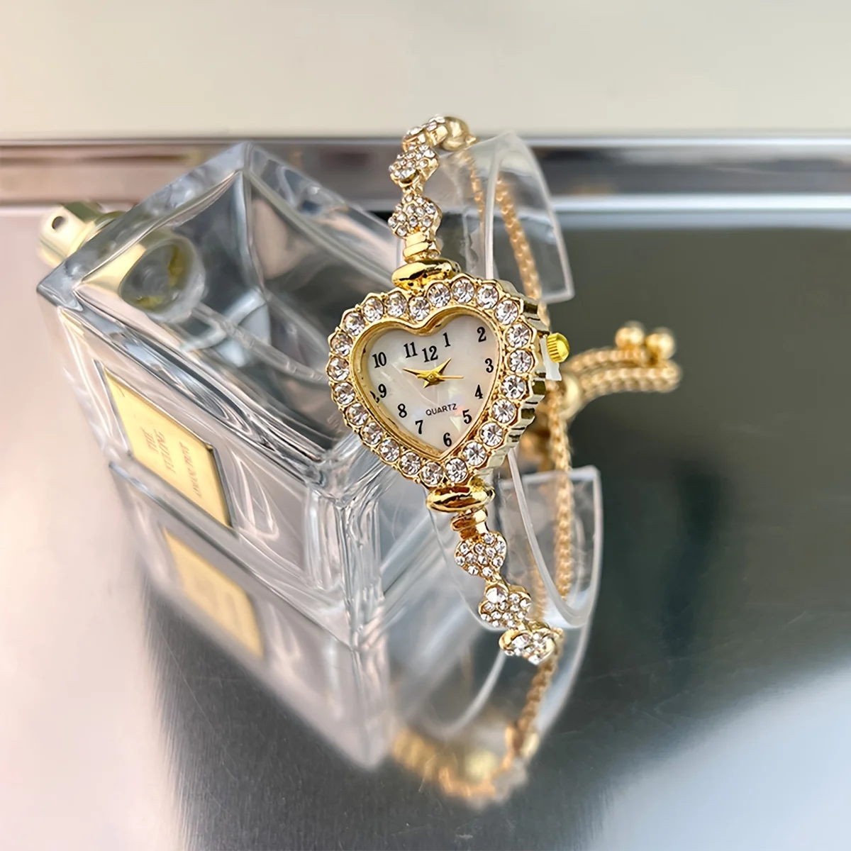 

Women's Heart Rhinestone Watch with Sparkling Dial & Golden-Tone Alloy Band - Compact Quartz Wristwatch for Everyday Elegance