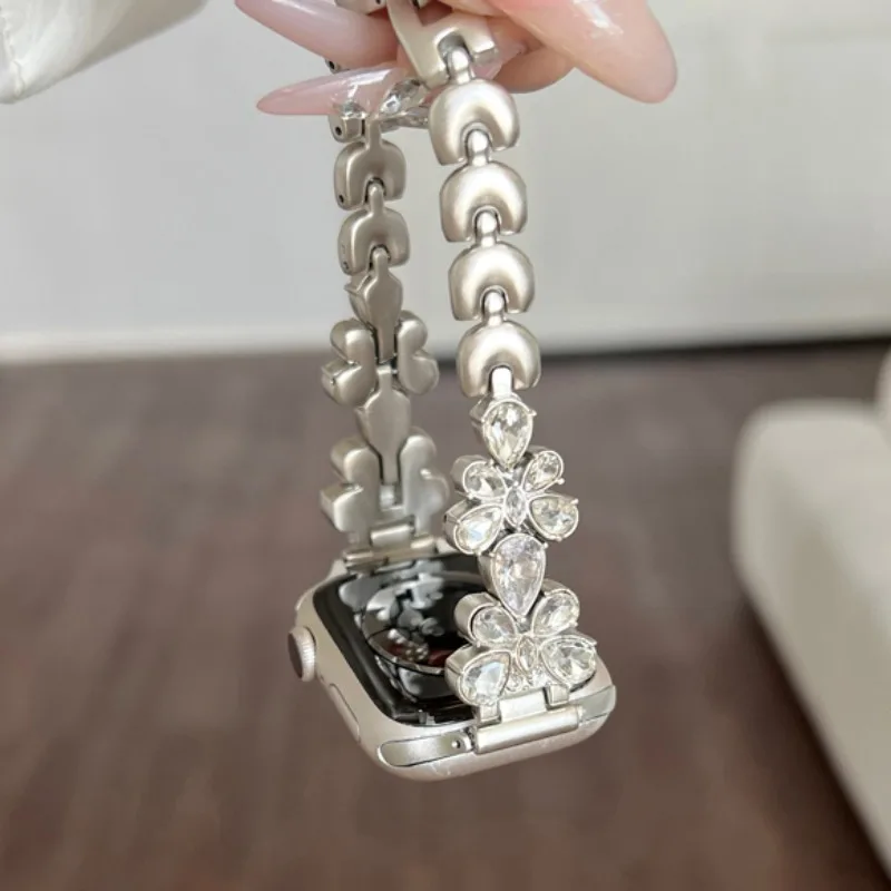 Cinturino in zircone a farfalla per cinturino Apple Watch Ultra 2 49mm 40mm 44mm 45mm 41 38 bracciale donna con diamanti per IWatch 9 8 7 SE 6 5 4 3