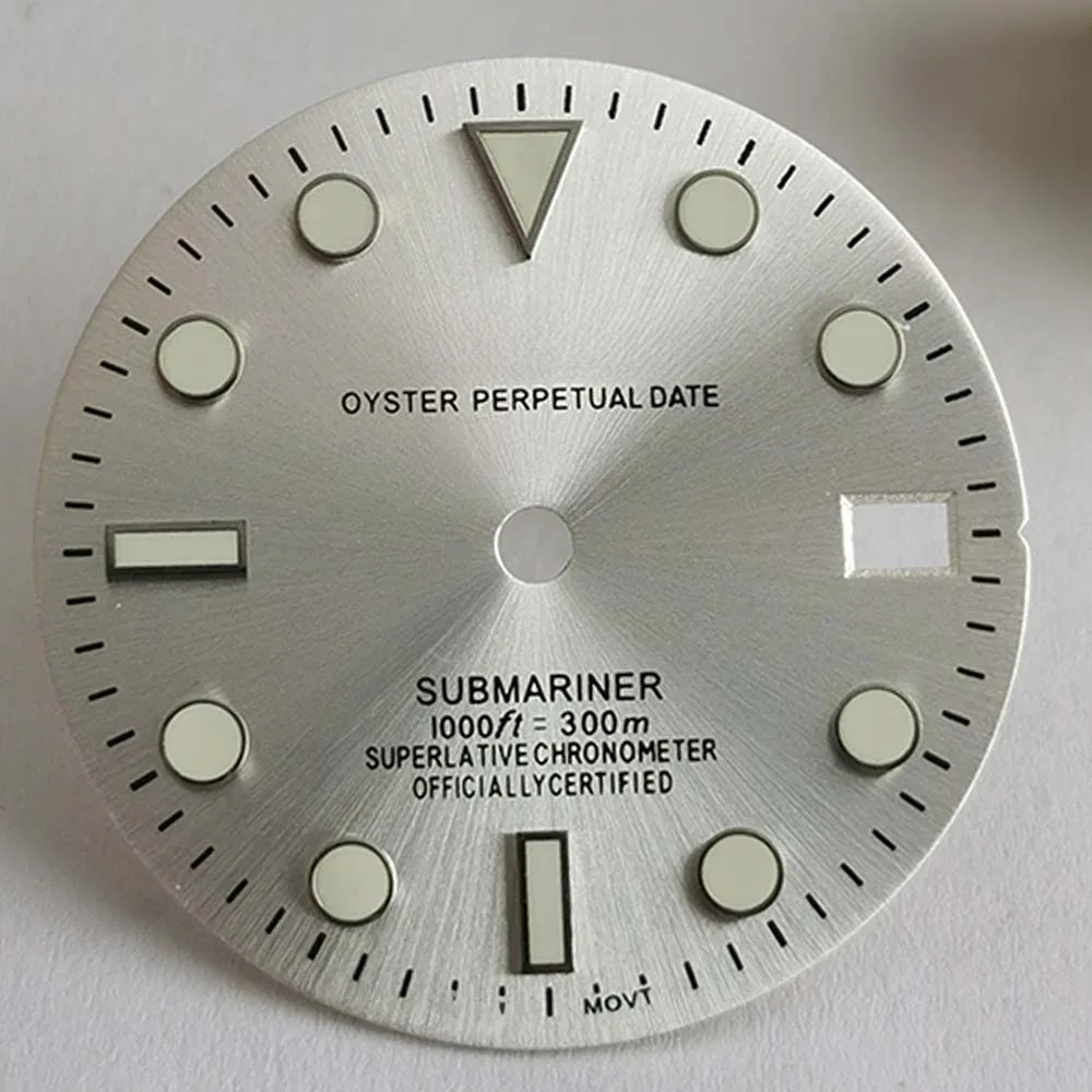 The new SUB sunray modified S dial has round studs 28.5mm green luminous NH35 NH36