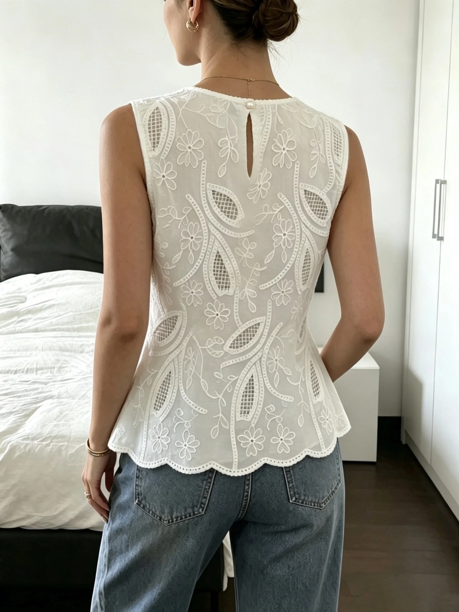 Elegant Directed Women's Spring Summer New White Embroidered Floral round Neck Sleeveless Loose Lace Hem Elegant Shirt
