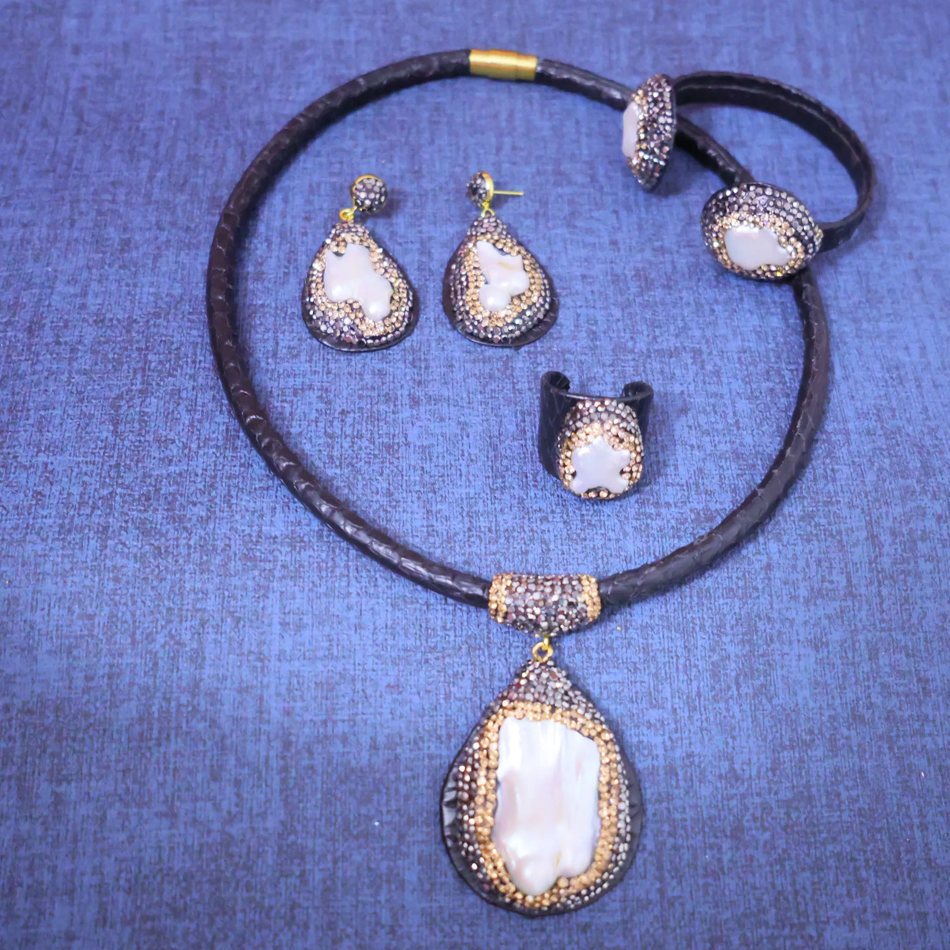 

Four-piece set of natural baroque special-shaped pearl snakeskin, direct sales from European, American fashion cross-border popu
