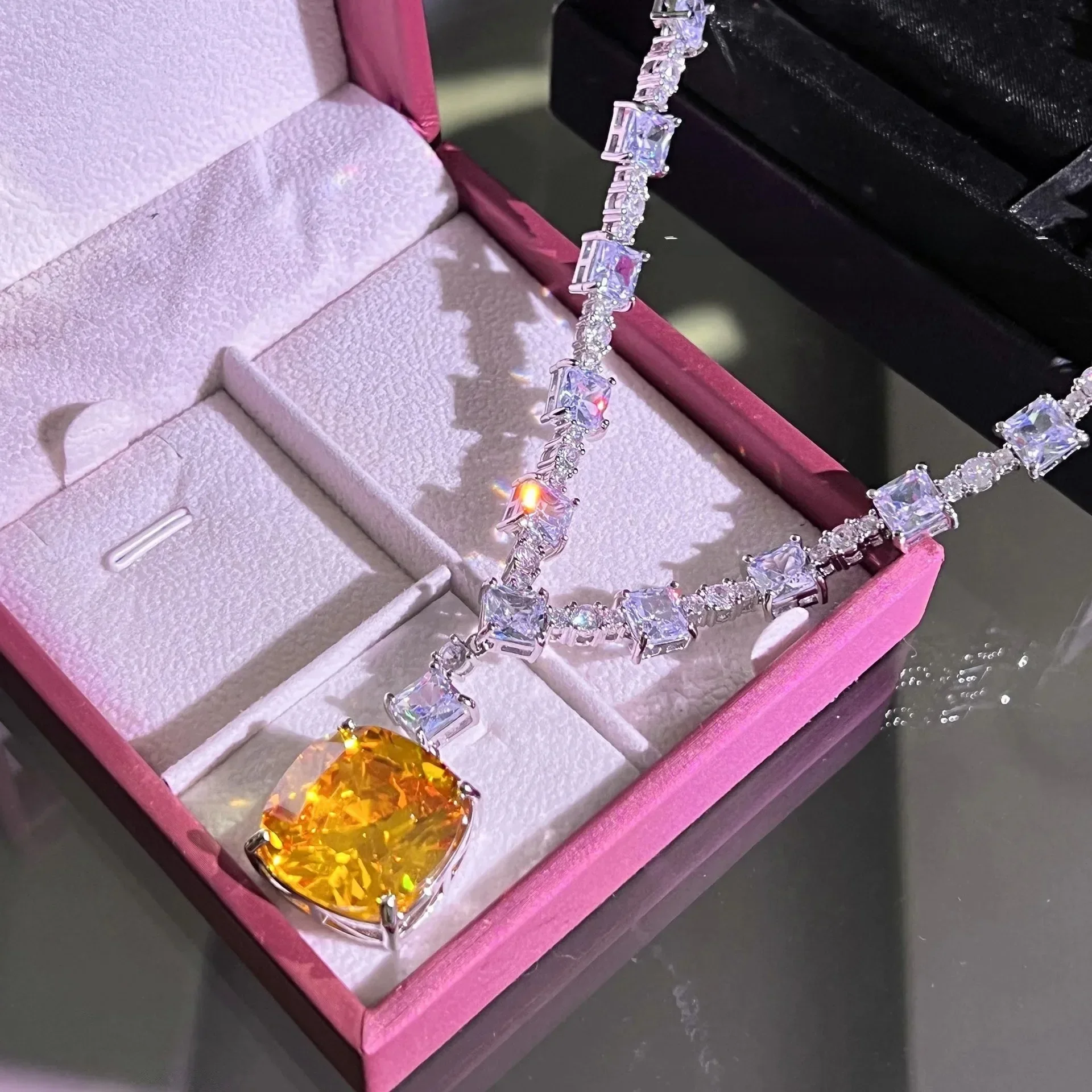 Hochwertiger Luxusschmuck - Zirkon und gelbe Diamanten. Hochzeitsaccessoire Halskette. Schmuck für das Brautkleid. – Detail 3