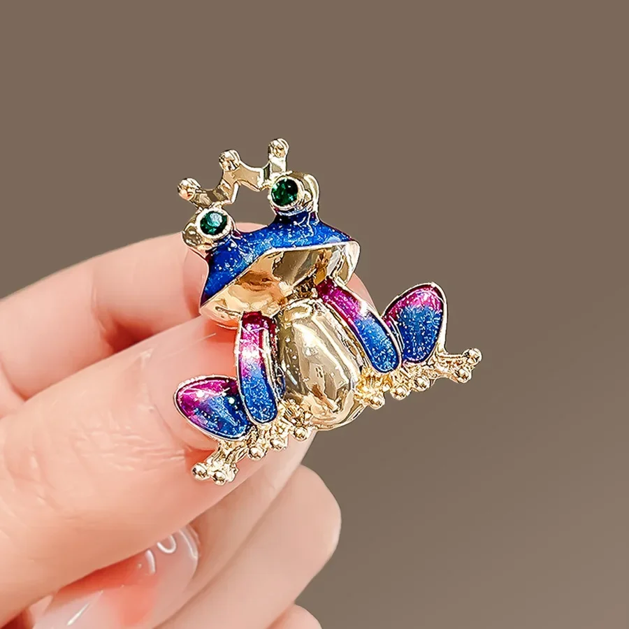 Broche couronne grenouille prince, épingles mignonnes, design féminin haut de gamme, épingle de niche, anti-absorbe ouissement, poitrine à la mode, fleur, accessoire pins