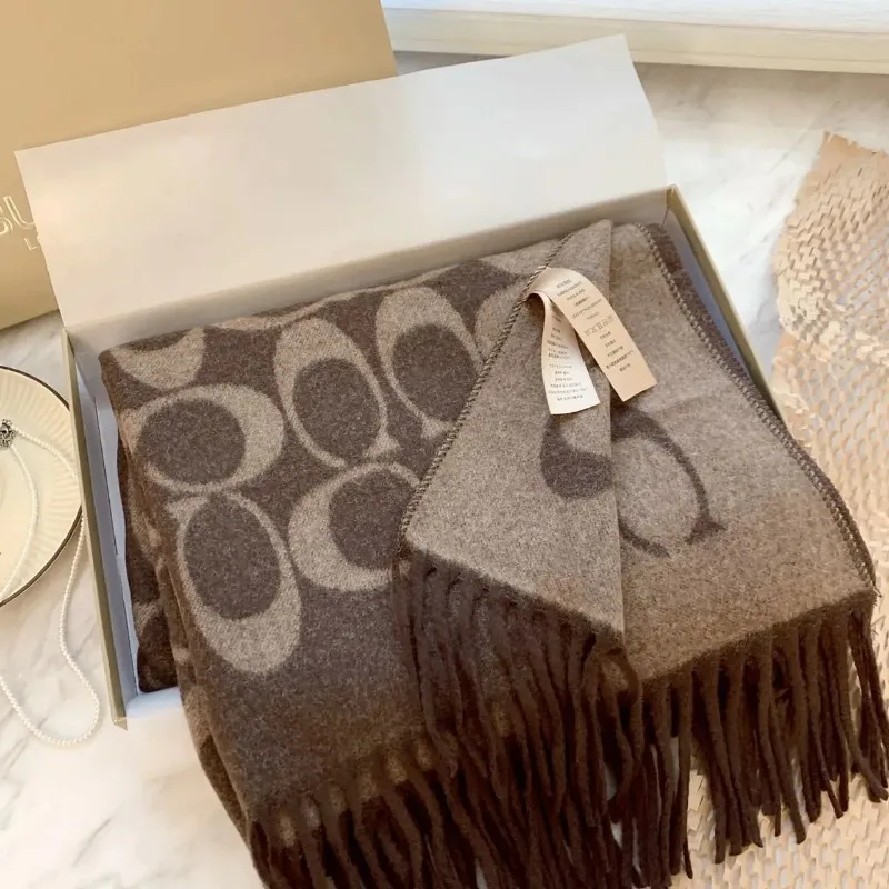 وشاح نسائي جديد لعام 2025 بطباعة هندسية وشاح شتوي دافئ شال ملفوف يشبه الكشمير بطانية متعددة الاتجاهات ناعمة كبيرة الحجم لقضاء العطلات #4