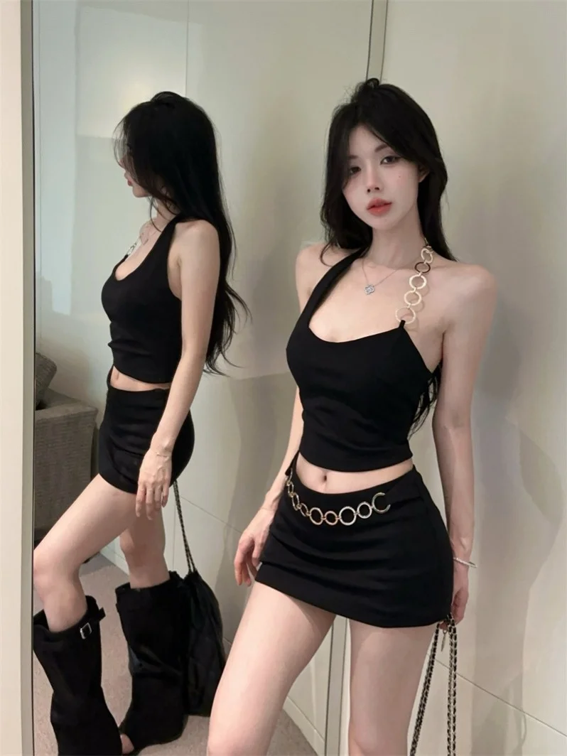 

Сексуальный комплект из металлического кольца и асимметричного топа без спинки с юбкой и облегающих шорт с высокой талией и V-образным вырезом.