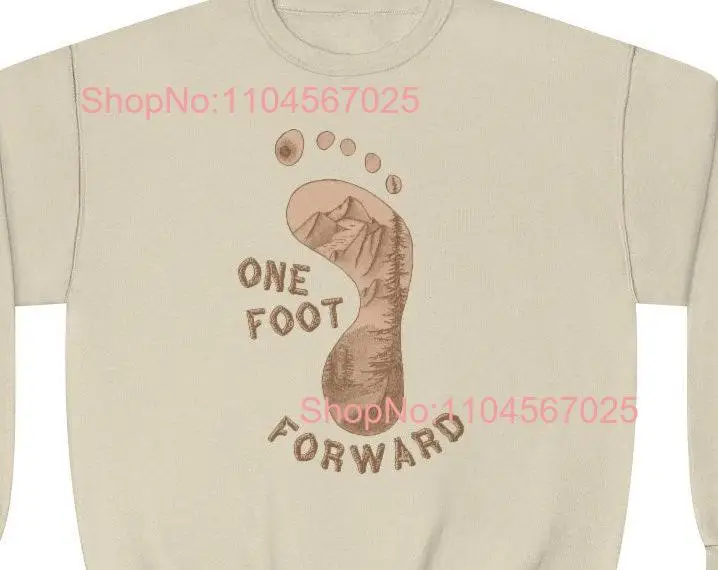 

Рубашка для походов в горах One Foot Forward Горы Рисунок ручной работы Приключения T Nature Исследование Вдохновляющий