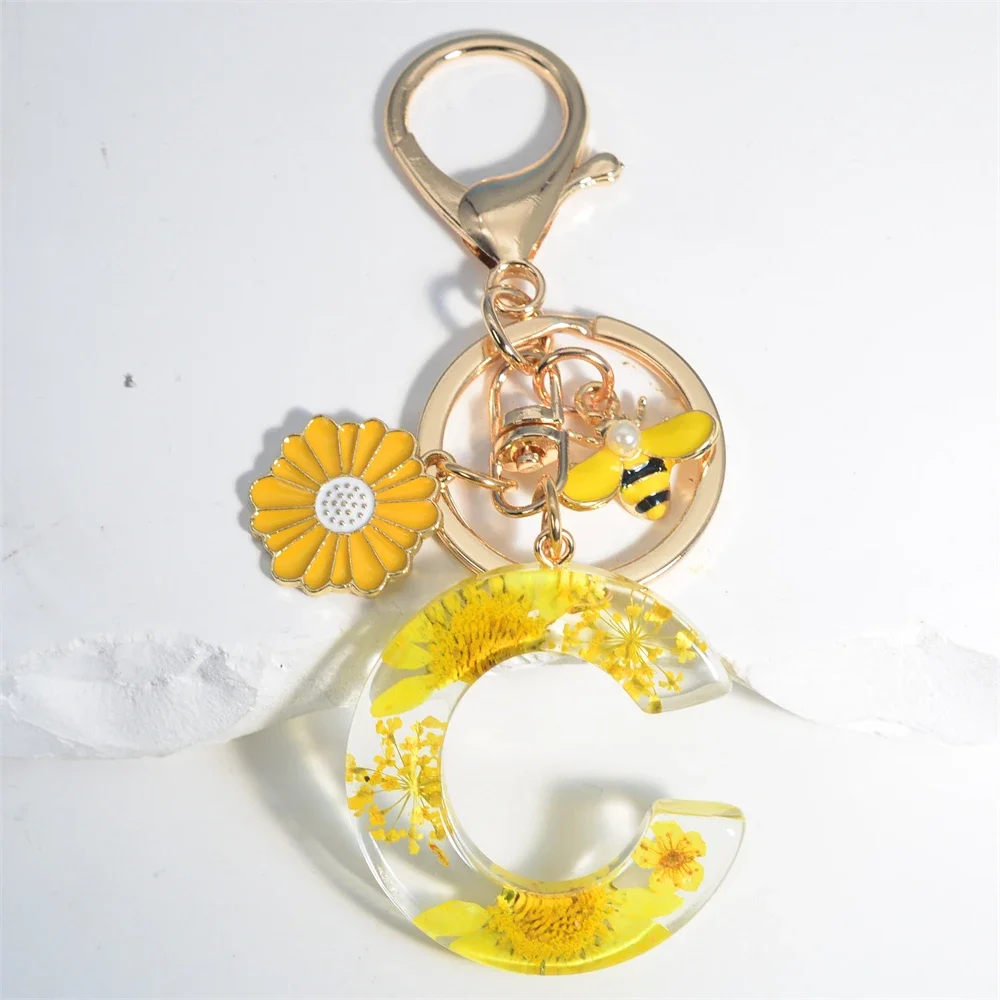 Fashion Yellow Sunflower A-Z Initial Letter Keychain Acrylic Daisy Bee Pendant Keyring For Women Bag Car Trinket Accessories