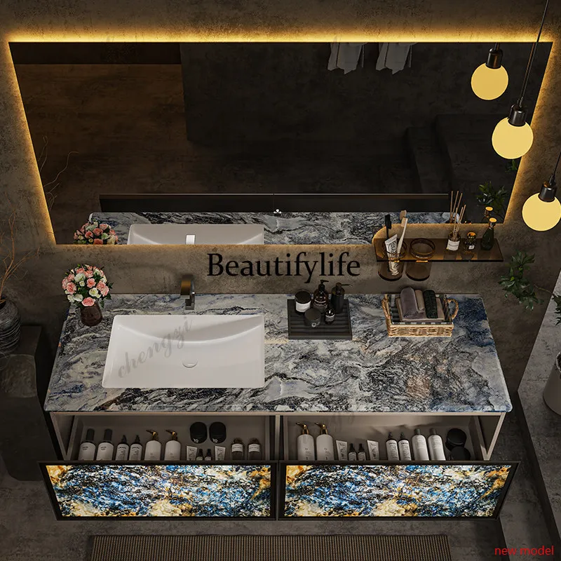 Meuble de salle de bain avec miroir et évier, accessoires, rangement, armoire à parfums, commodes de maquillage.