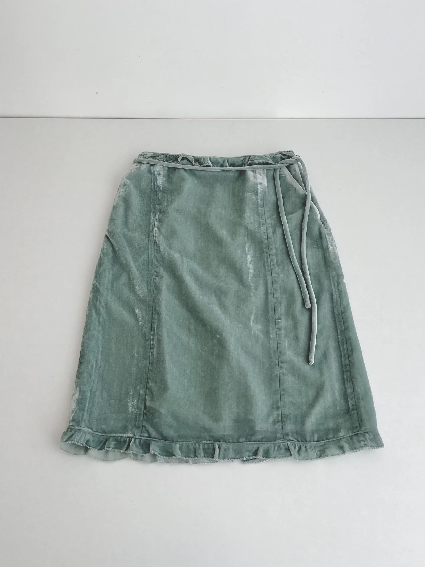 ベルベットサテン素材のウッドアンスカート、ハイウエストAライン、通勤にも使えるレディースカジュアルウェア、春シーズン向け