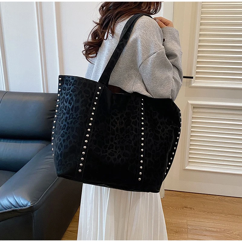 Leopardenmuster Mattierte Wildleder-Schultertasche mit Nieten, Damen Handtasche mit Metallnieten, Vintage Große Kapazität Herbst-Winter-Handtasche – Detail 17