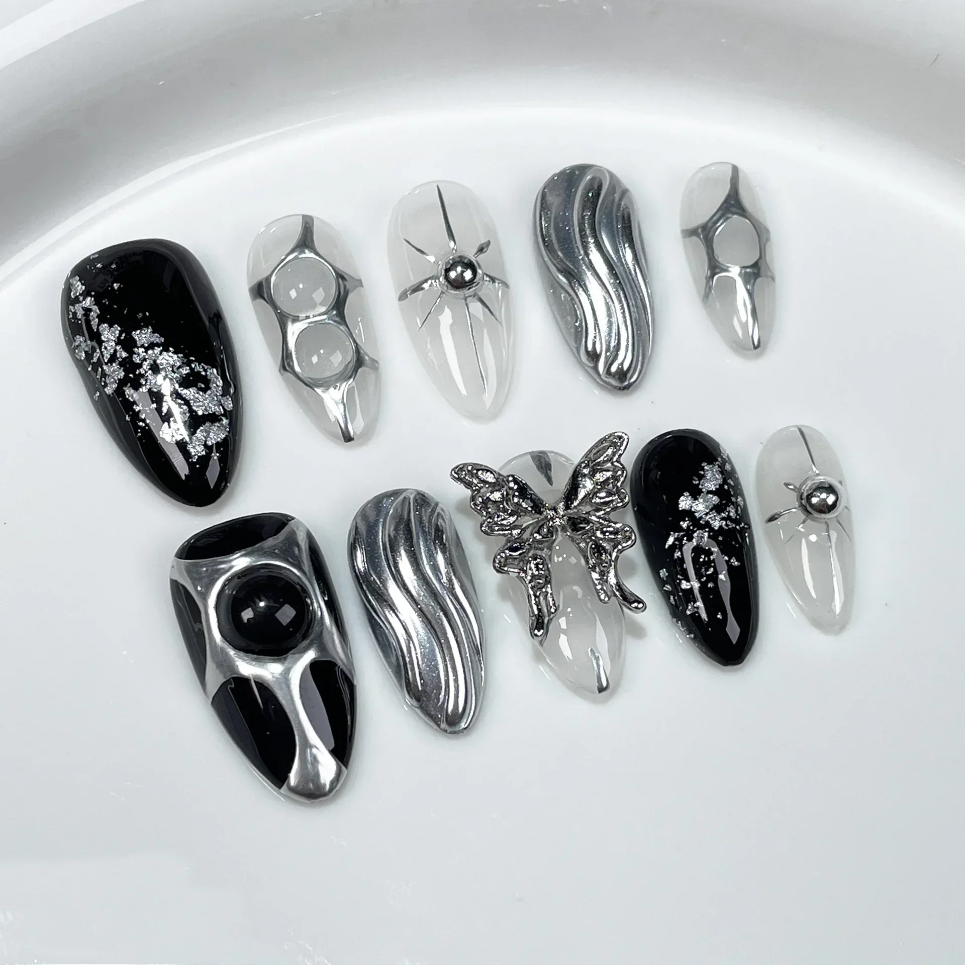 10 Stück Hot Cool Press On Nails Dunkelschwarz 3D Schmetterling Metalldesign Künstliche Nägel Mandel Falscher Nagel Volle Abdeckung Tragbare Maniküre-Tipps