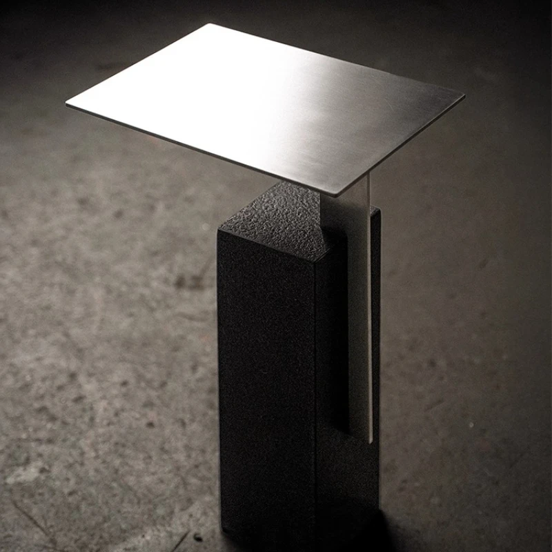 Tavolino stretto minimalista in pietra naturale con foro nero, tavolino da divano dal design retrò, tavolino da caffè di design per letto e colazione