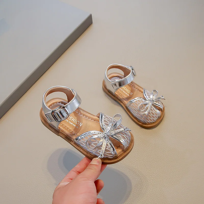 

2025 Новые милые сандалии для девочек с бантом и открытым носком, мягкие бежевые детские туфли принцессы на липучке, повседневные сандалии, детская обувь с сеткой, нескользящая