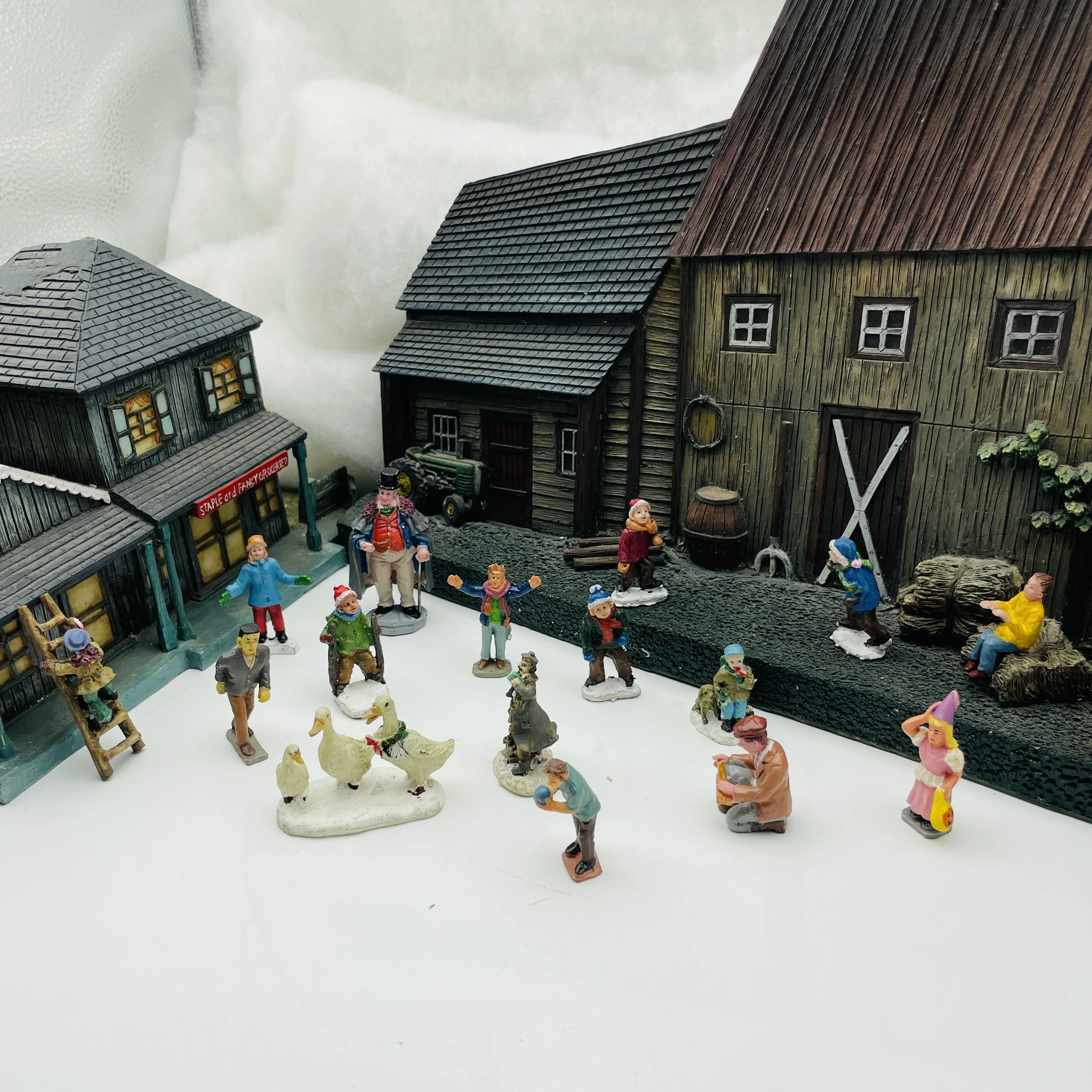 

Миниатюрная фигурка из канифоли