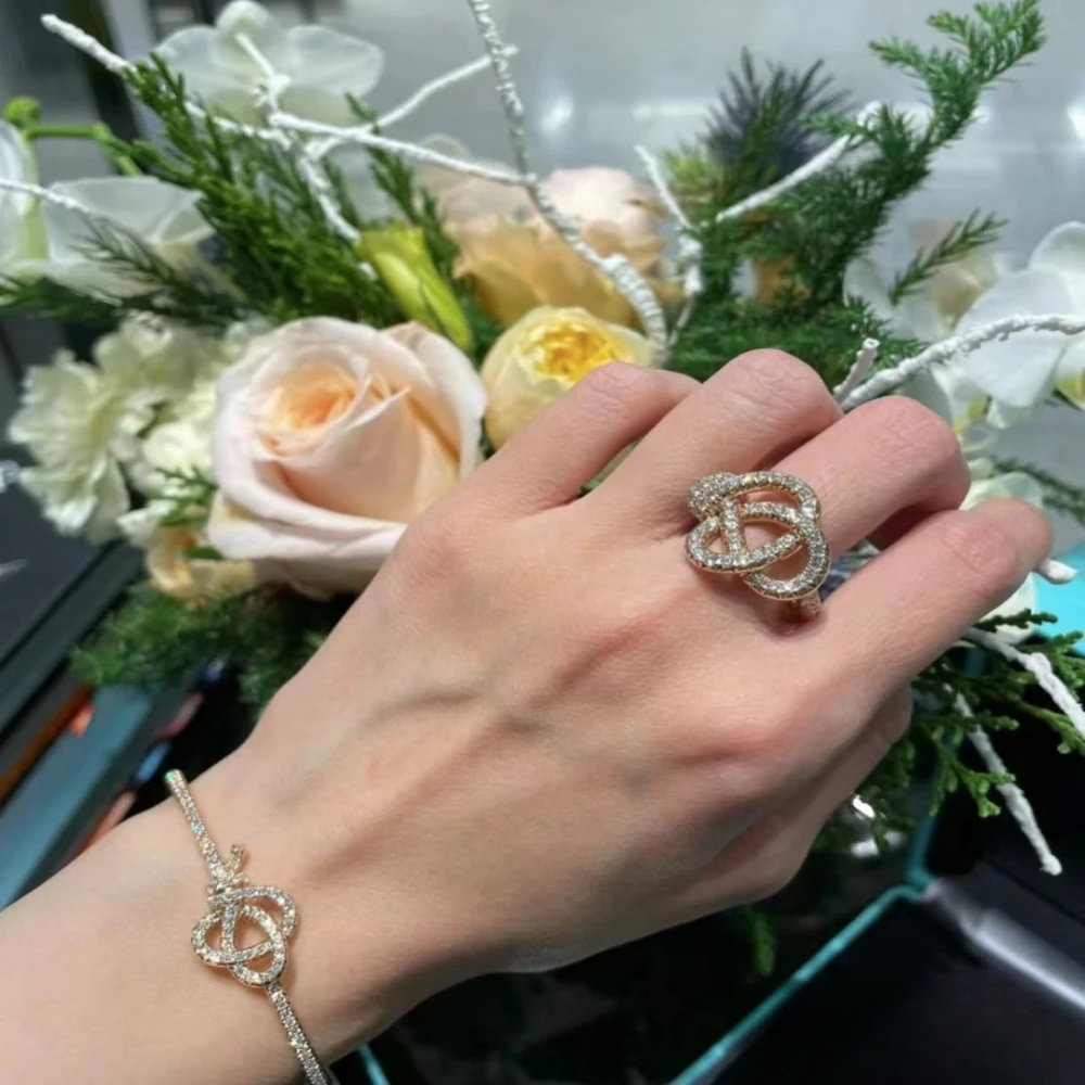 

2025 Новые элегантные аксессуары. Высококачественное кольцо с бриллиантами и шипами, с высококачественным узлом. Кольцо и подарок.