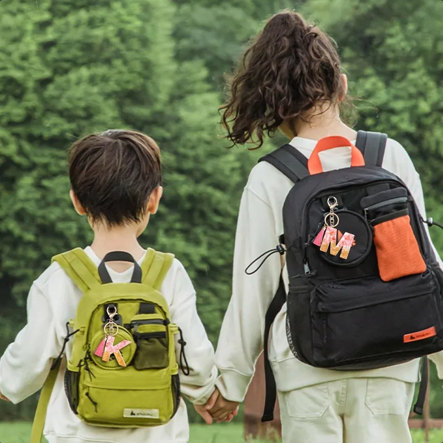 Suweibuke lindos llaveros rosas para mujeres niñas llaveros con letras iniciales con dijes de borlas para llaves monedero bolsos mochilas