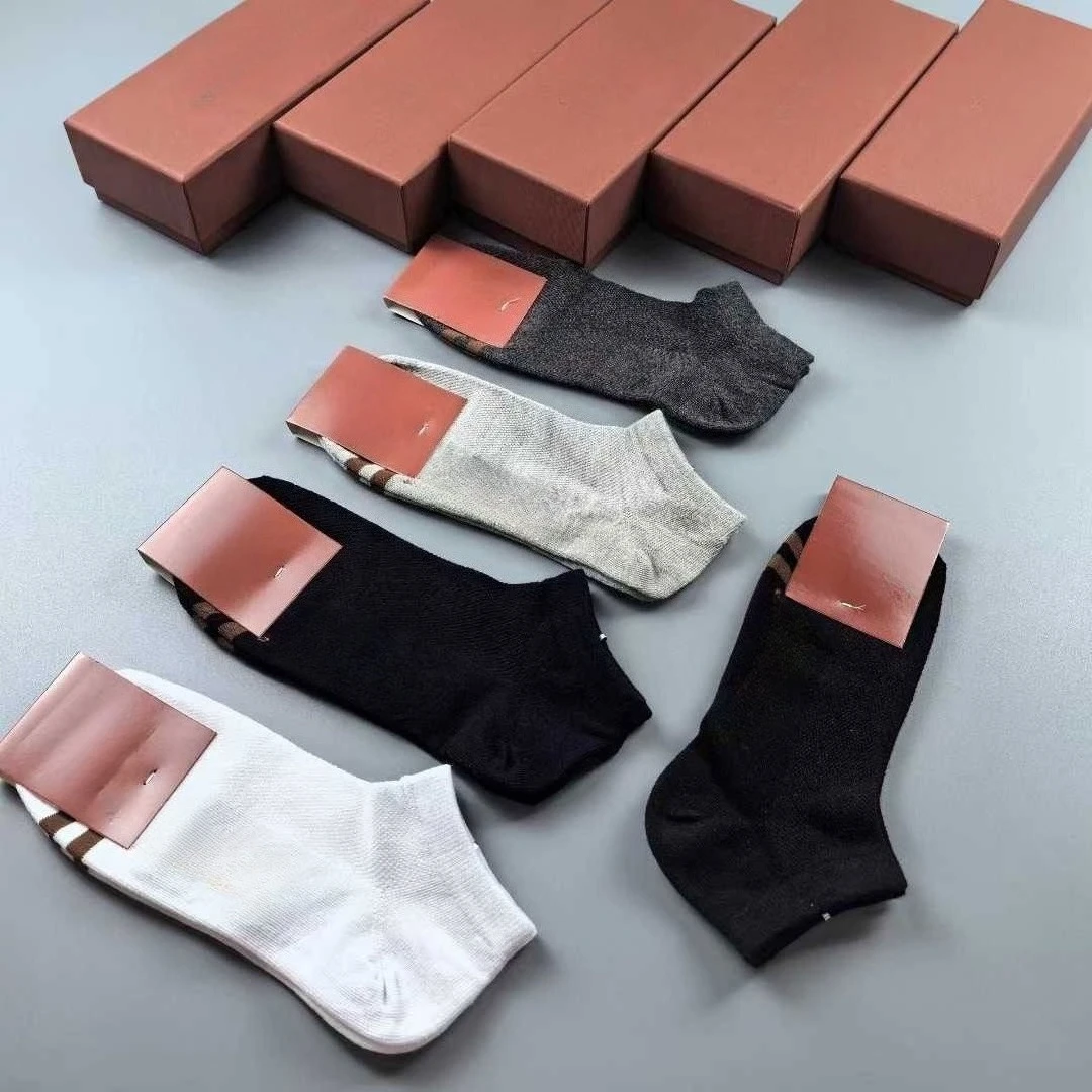 男性と女性のレジャー用のライトラグジュアリーハイエンドソックス5足組、新疆綿高弾性スポーツアルファベットプリントソックス