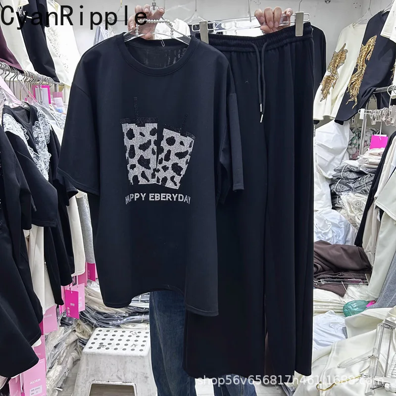 

Новый весенне-летний женский комплект из двух предметов: футболка с коротким рукавом и надписями, украшенная стразами + брюки с широкими штанинами на эластичном поясе