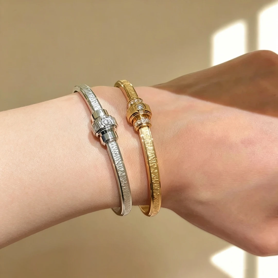 Galvanisiertes 18K Gold Armband mit gebürstetem Muster und Transferperlen, drehbares Armband