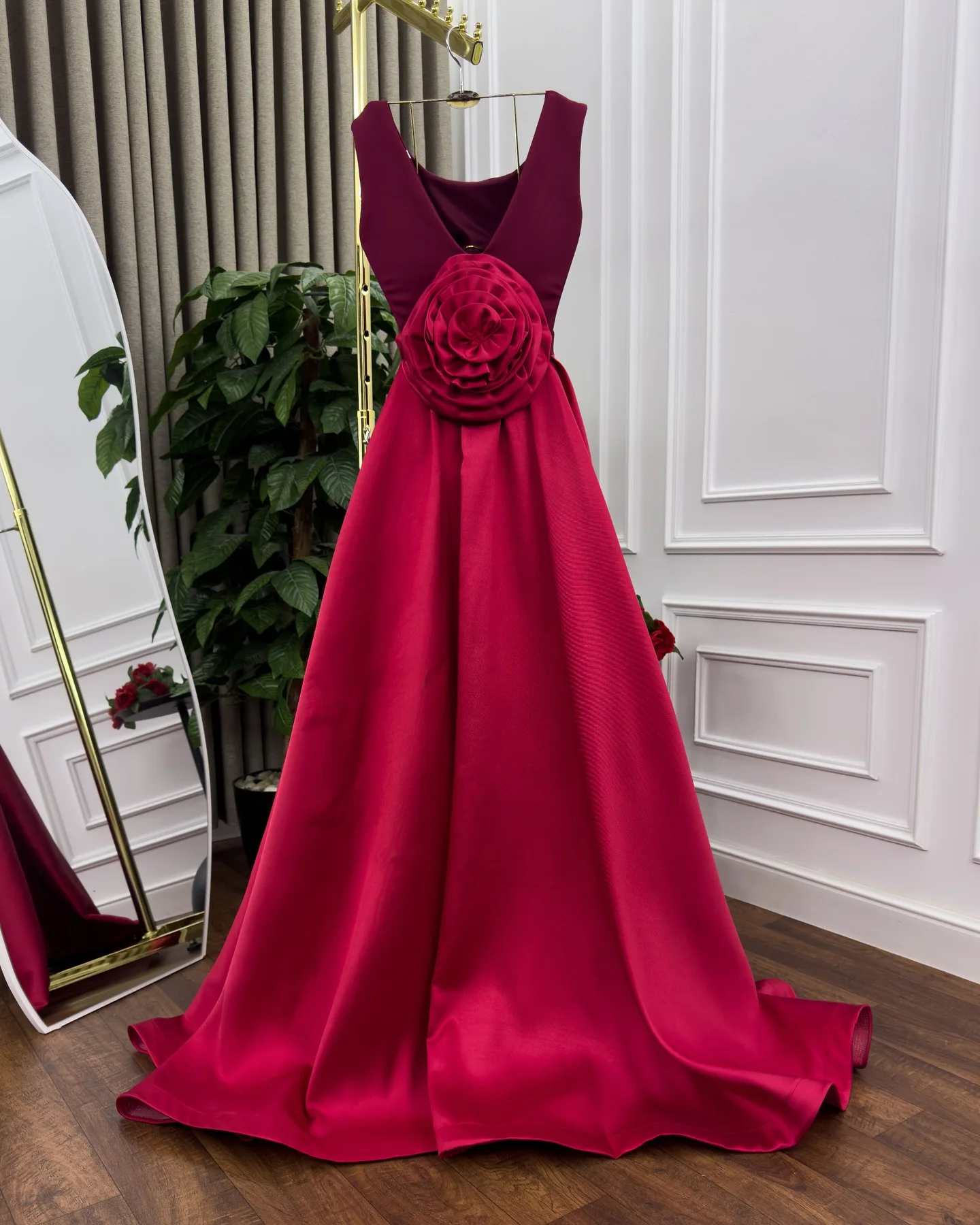 Abito da sera personalizzato Abiti da ballo classici senza maniche con scollo rotondo in raso Abiti da festa semplici e dritti fatti a mano con pannello floreale