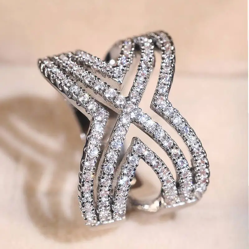 Huitan Chic Kreuzförmiger Damenring, ausgehöhltes Design, Luxus-Accessoires, Modeschmuck, eingelegte glänzende CZ für Verlobungsfeier